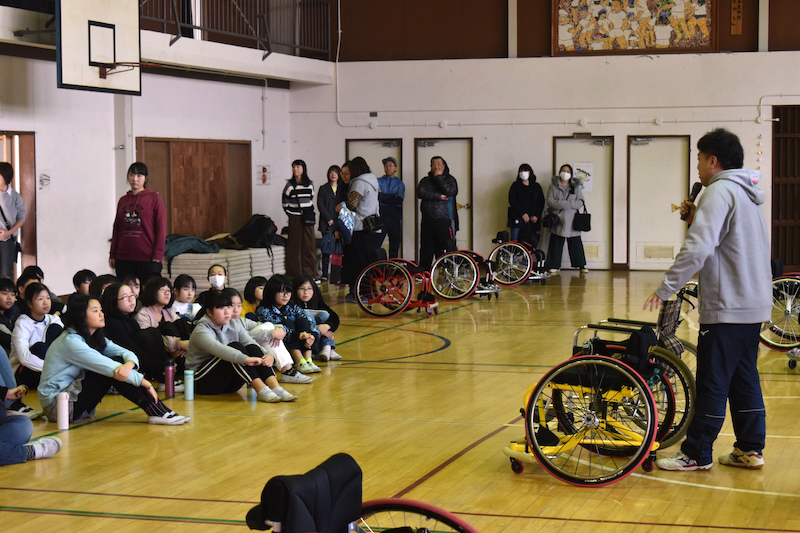 松戸市立六実第三小学校競技用車いす(バスケットボール用)体験 一般社団法人千葉県障がい者スポーツ協会